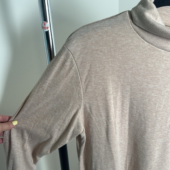 Men's Lightweight Poriff Casual Lightweight Tan Layering Turtleneck Size Medium - Picture 3 of 6